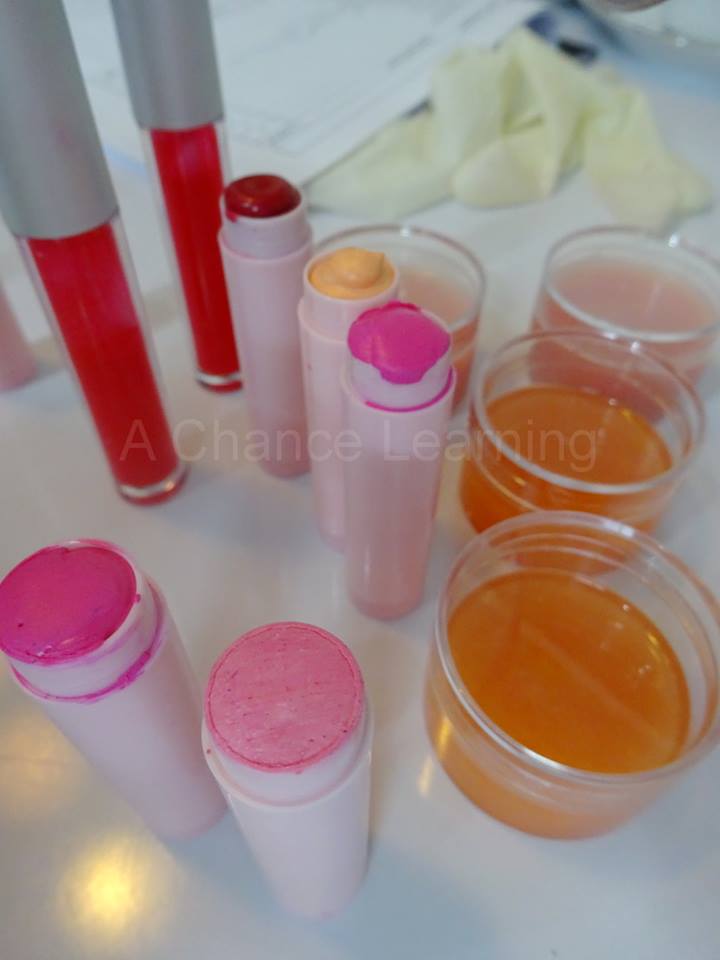 ‎อบรมการทำผลิตภัณฑ์ลิปสติกและบำรุงริมฝีปาก‬ (Lipstick and Lip Care Products)